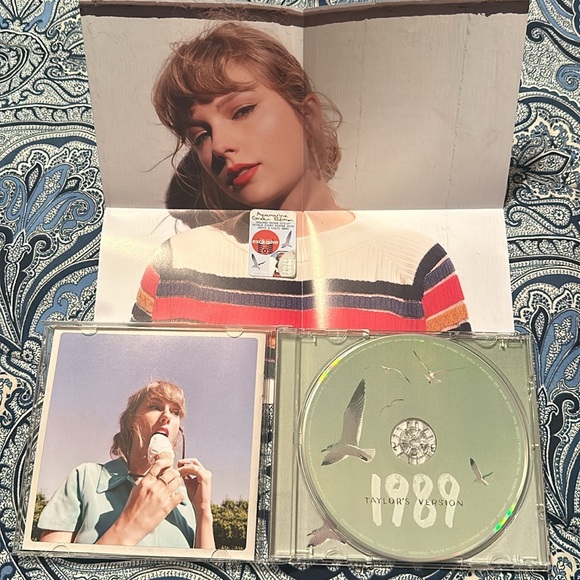 Taylor Swift Bundle Lover & 1989 CDs - Picture 3 of 4